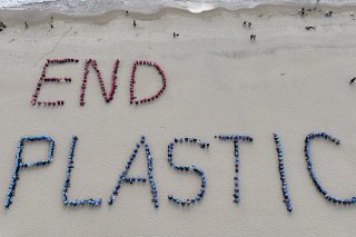 La pollution plastique est si répandue qu'elle a même été détectée dans les nuages, dans les plus profondes fosses océaniques et dans pratiquement toutes les parties du corps humain y compris le cerveau et le lait maternel. KEYSTONE/AP/Son Hyung-joo